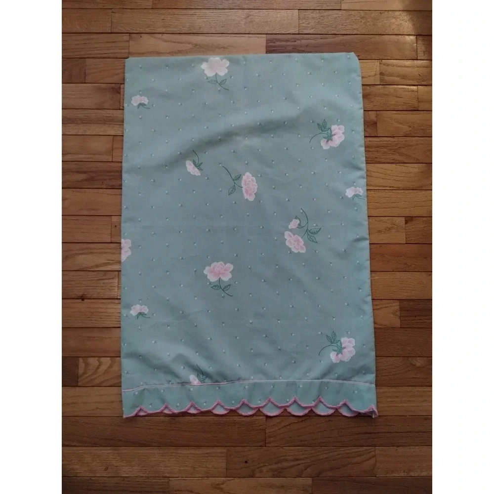 Set Of 2 Vintage Pillowcases Scalloped Edge Rose Bud Floral Print 30